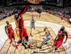 战术调整引发热议！Uzi在SKT比赛中比赛规则变更赛场气氛高涨